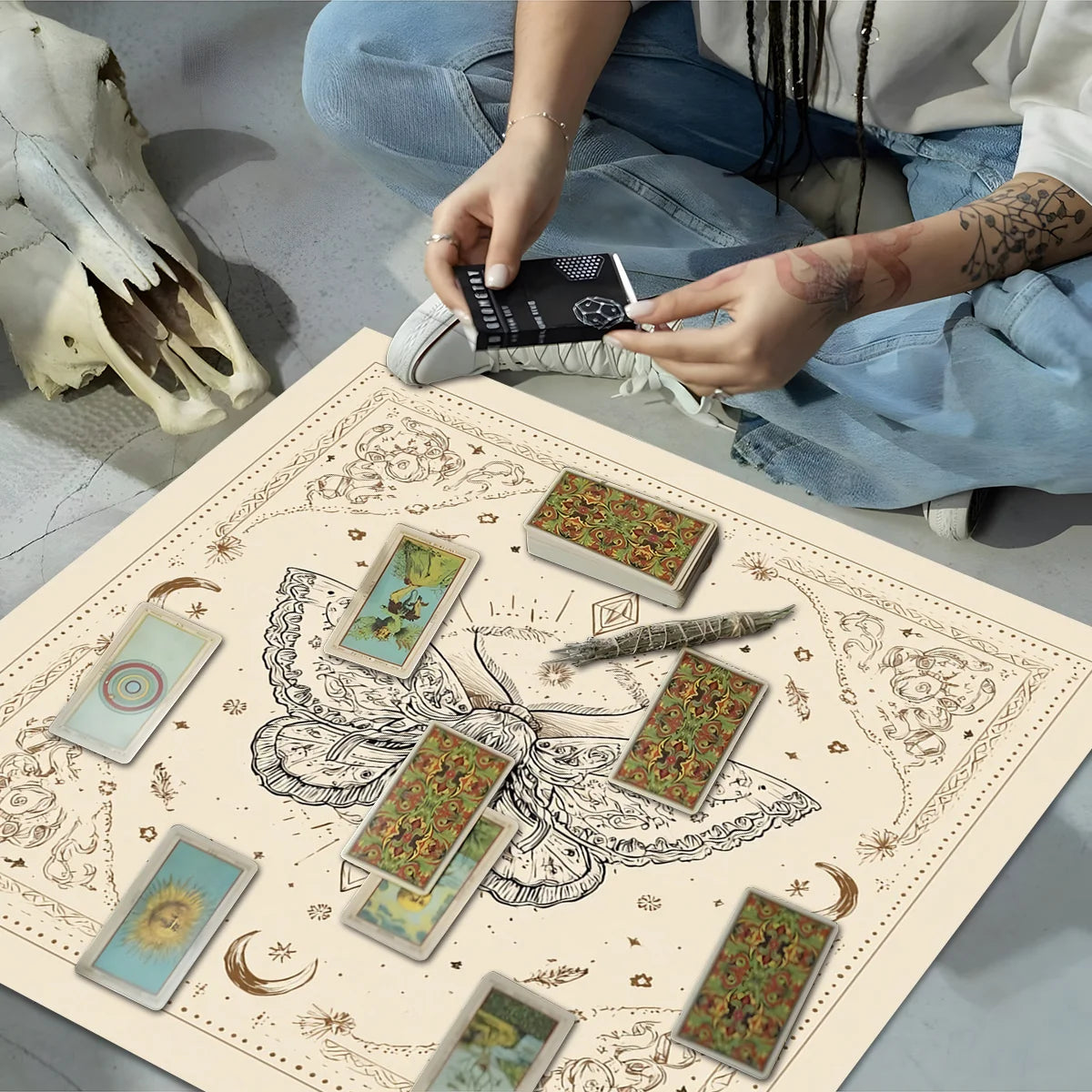 Gothic Moth Butterfly Witch Altar Cloth Mysterious Tarot Ritual Cloth Elegant Moth Wing Pattern for Astrology Party Wicca Decor